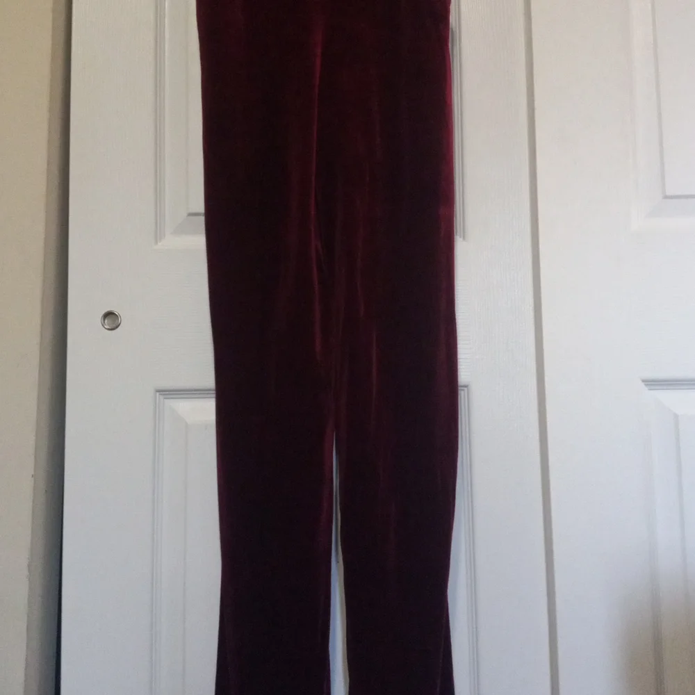 Premier Amour wine colored velour sleeveless jumpsuit size 2 - Picture 3 of 6